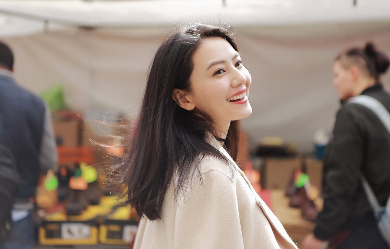 高圆圆台北公园带女儿玩耍