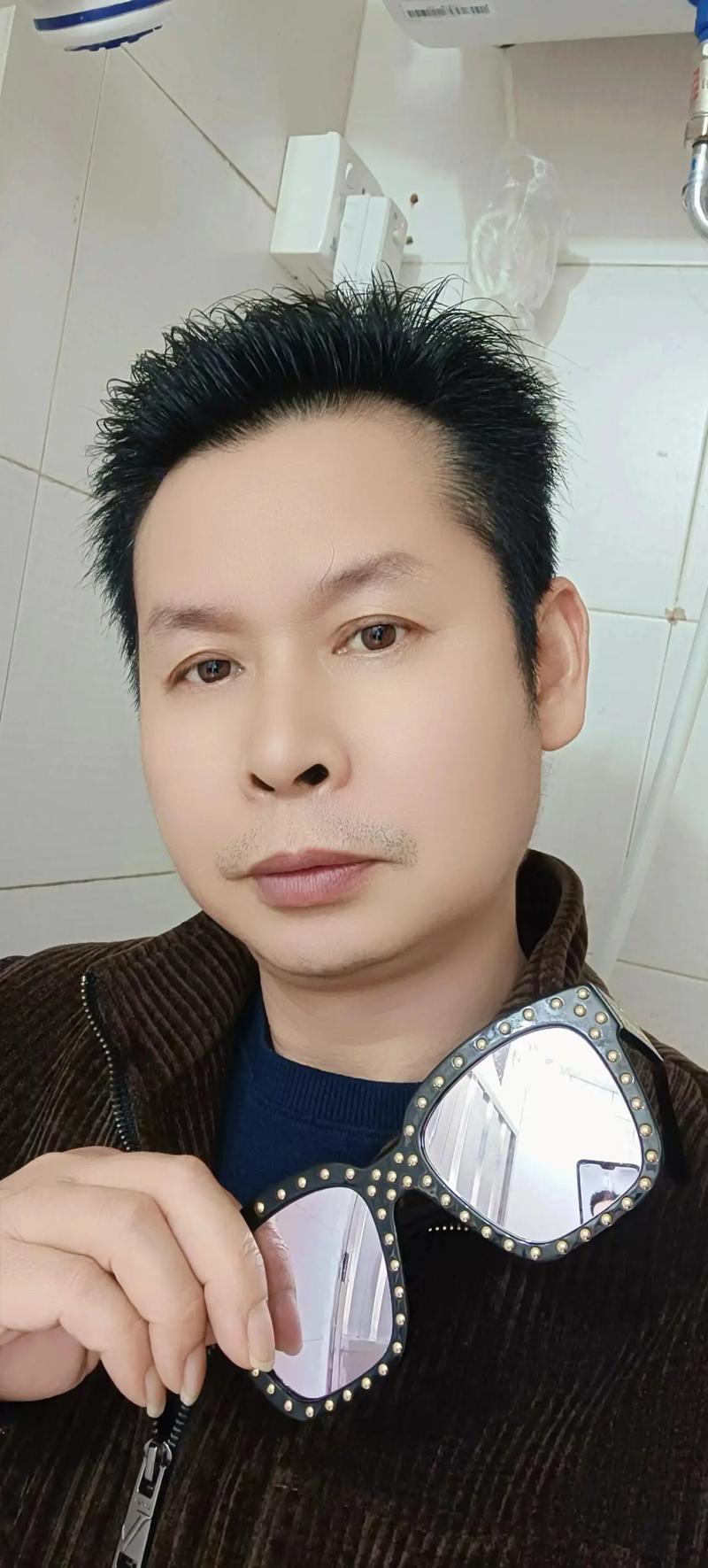 治疗男性脱发容易犯的四大误区 治疗男性脱发容易犯的四大误区